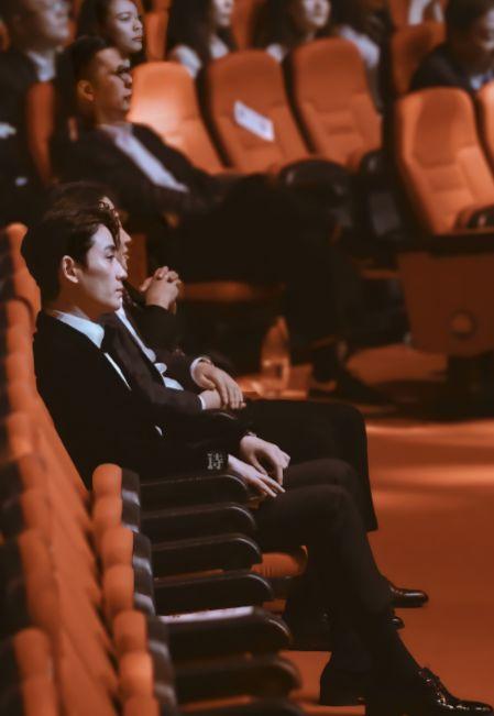 娱乐官媒吃瓜,吃瓜群众背后的故事  第2张